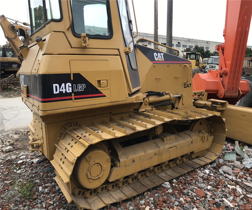 저렴한 커민스 엔진 사용 된 볼도저 CAT D4GLGP 기계 정비 작업실