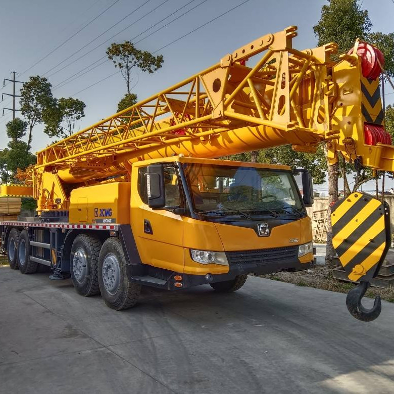 350 KN.m 가중 작업용 XCM QY70KC 트럭 크레인을 사용하는 가중 승동 모멘트
